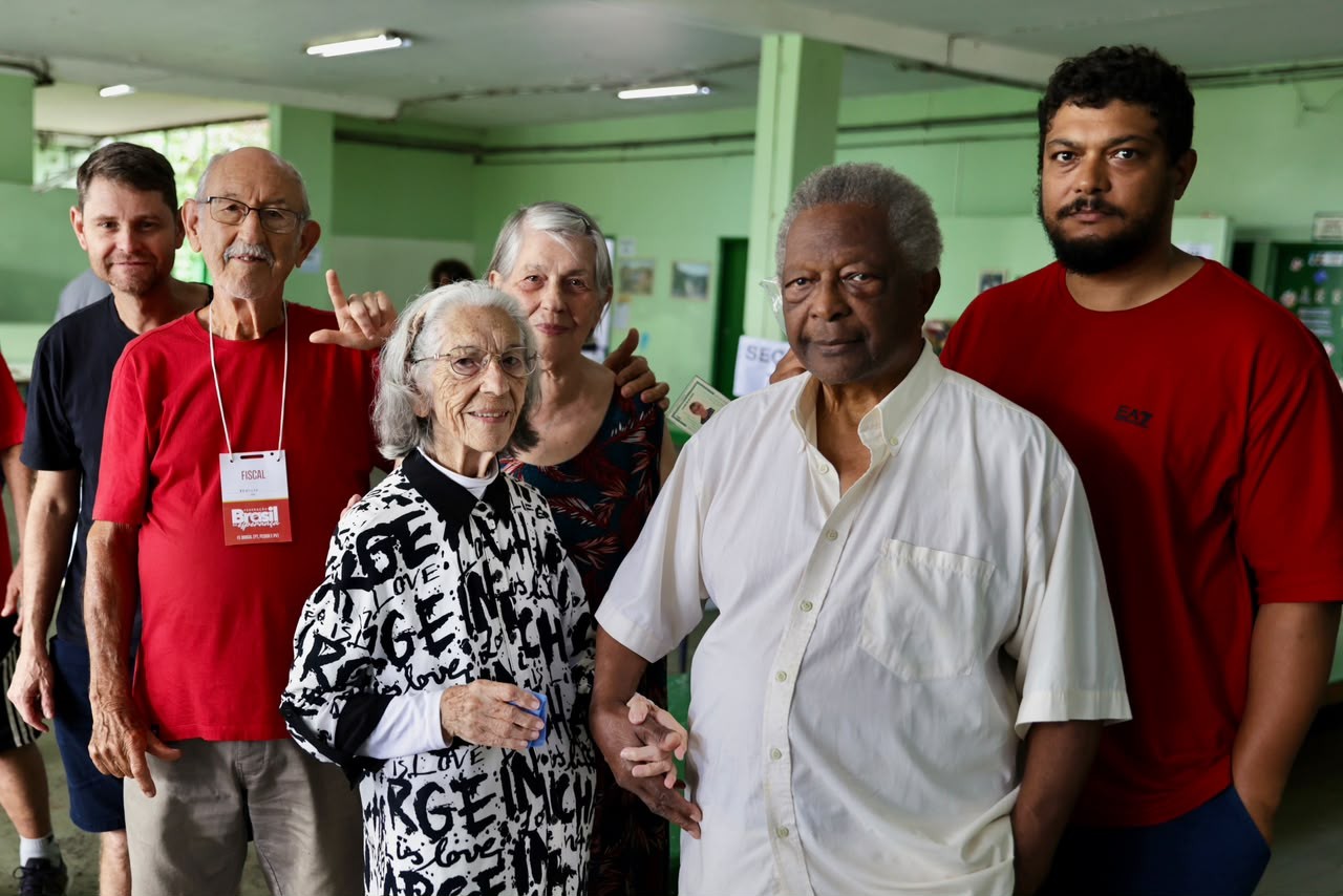 Com perna quebrada, aposentada vota em escola de Limeira sem rampa de acesso e recebe ajuda