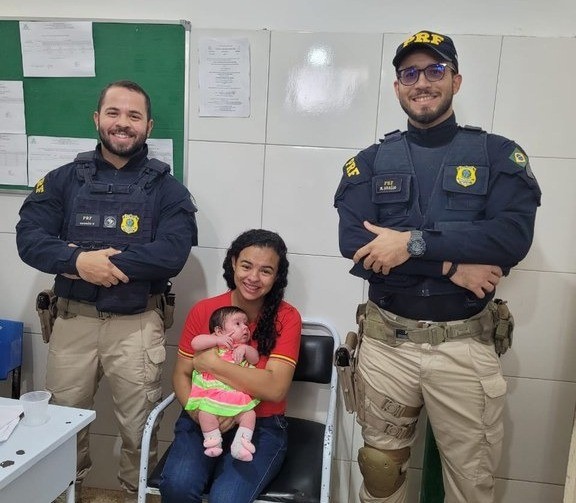 Vídeo mostra policiais salvando bebê de um mês engasgada no Piauí