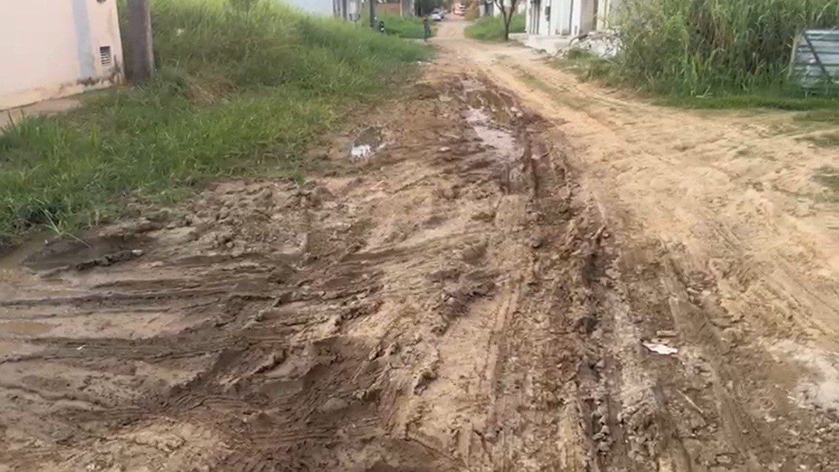 Entre lama e buracos, moradores cobram soluções para ruas do João Bedim, em Itaperuna