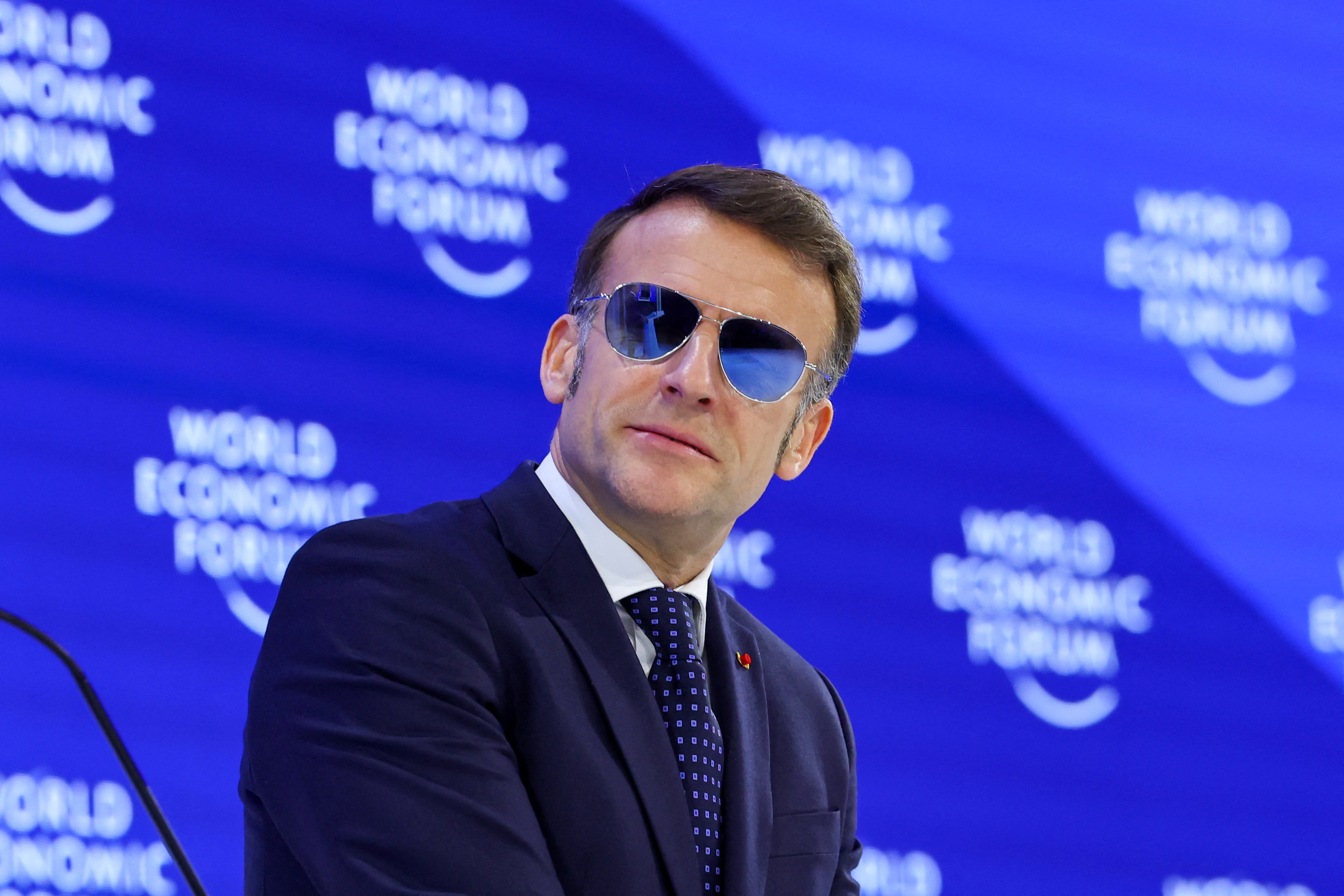 Macron aparece de óculos escuros em discurso em Davos