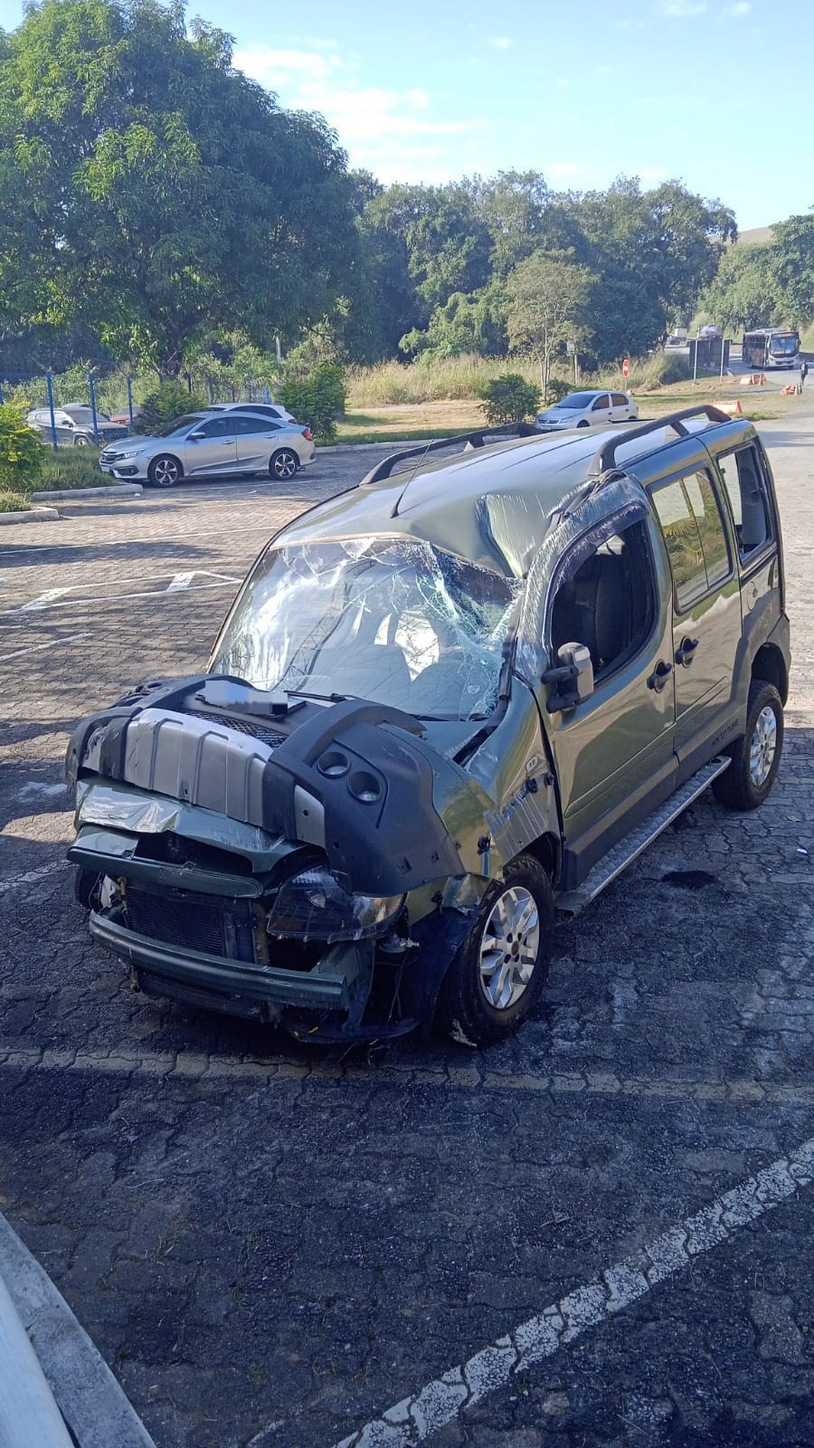 Três pessoas ficam feridas em capotamento de carro na Via Dutra em Barra Mansa