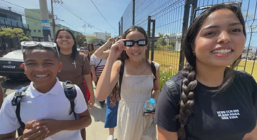 Óculos '100% Jesus', espera na fila e testemunhos de fé: Ore Comigo ganha programa especial na TV