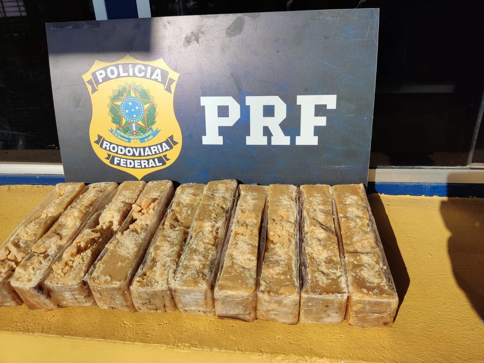 Pasta base de cocaína apreendida na BR-365 em Uberlândia — Foto: PRF/Divulgação