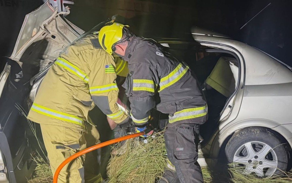 Carro de passeio envolvido no acidente em São Miguel do Araguaia, Goiás — Foto: Divulgação/Corpo de Bombeiros