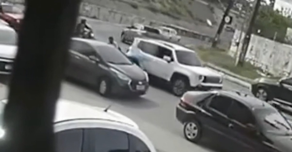 Mulher é baleada durante assalto, em João Pessoa; VÍDEO