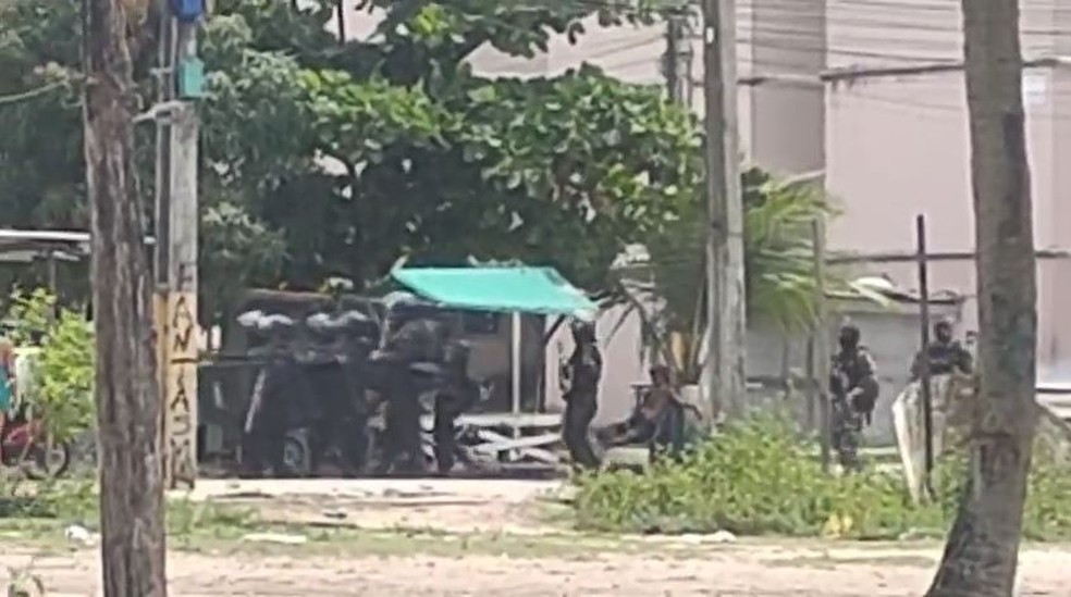 Policias militares reunidos durante protesto — Foto: TV Cabo Branco/Reprodução