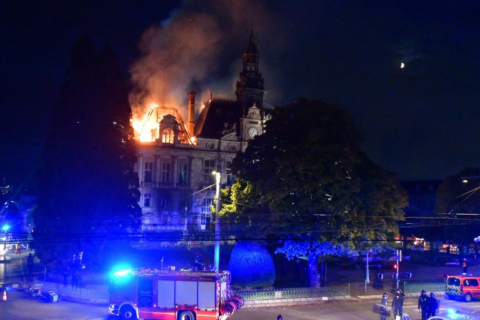 Na madrugada de domingo (18), incêndio atinge a prefeitura de Limoges. Na foto, a torre do relógio ainda não havia sido destruída. — Foto: PASCAL LACHENAUD/AFP