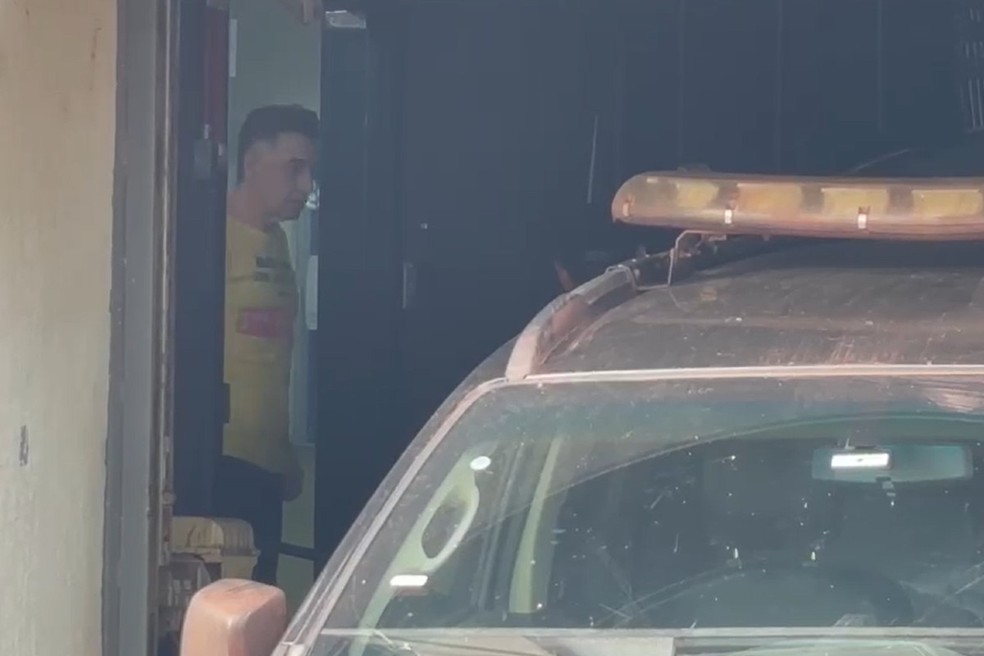 Neno Razuk saindo da Polícia Federal, em Corumbá (MS). — Foto: Rauã Araújo/TV Morena