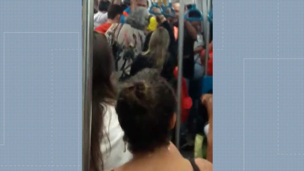 Homem discute com passageiras em vagão do metrô no Rio de Janeiro — Foto: Reprodução/ TV Globo