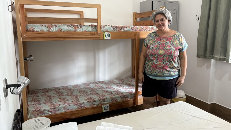 Carla Rezende é proprietária de um hostel na Prainha, em Vila Velha, Espírito Santo — Foto: Ana Elisa Bassi