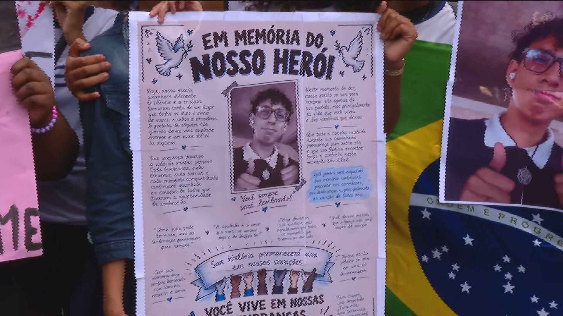 Colegas de adolescente morto em assalto em São João de Meriti fazem protesto e pedem mais policiamento