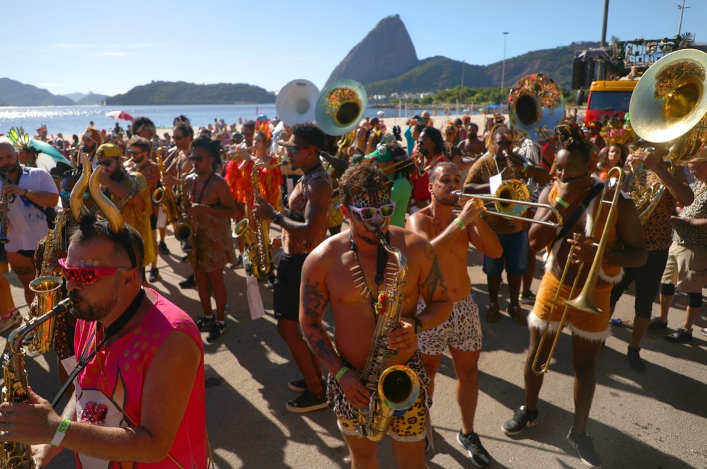 Céu na Terra, Monobloco, Boitatá, Amigos da Onça, Orquestra Voadora: veja onde curtir ensaios dos blocos no pré-carnaval 