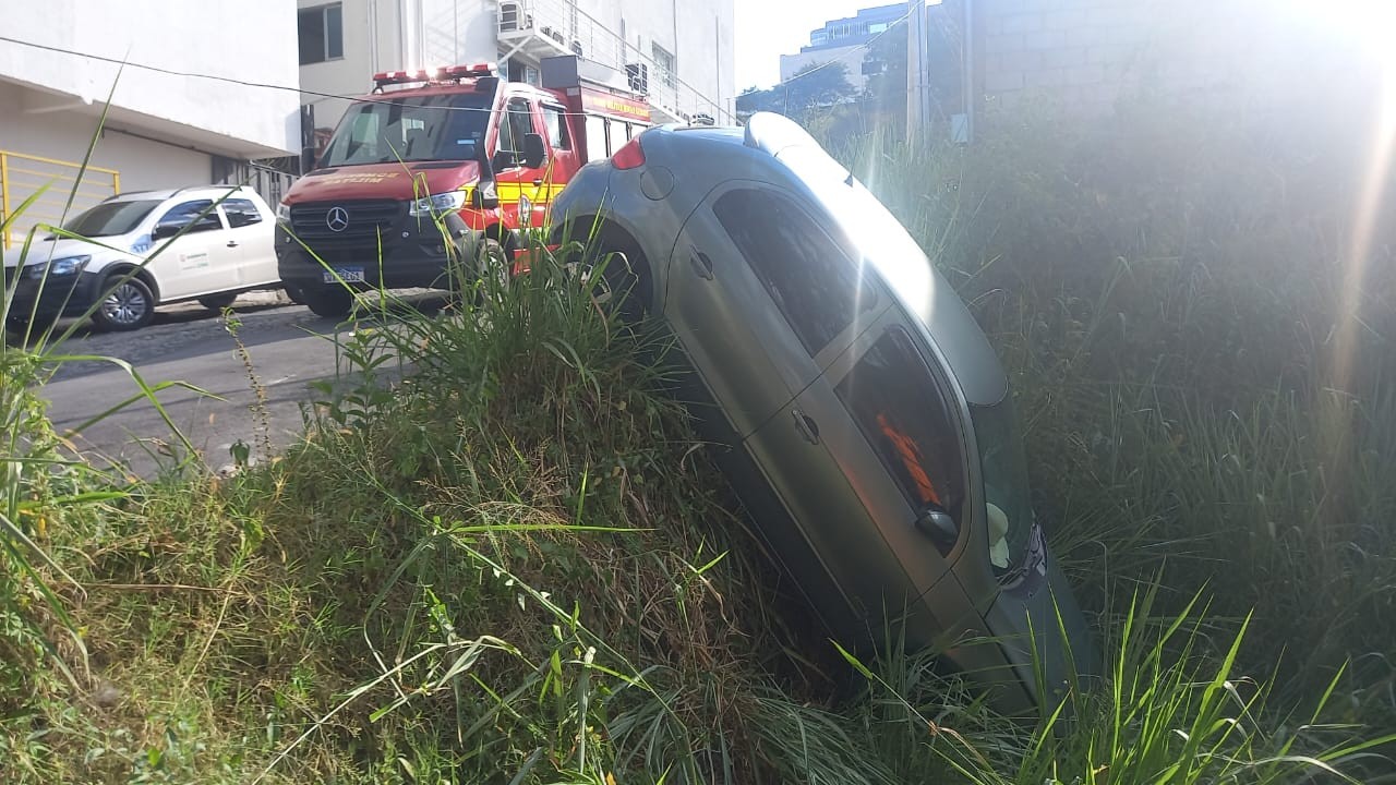 Carro cai em talude na Avenida JK, em Divinópolis