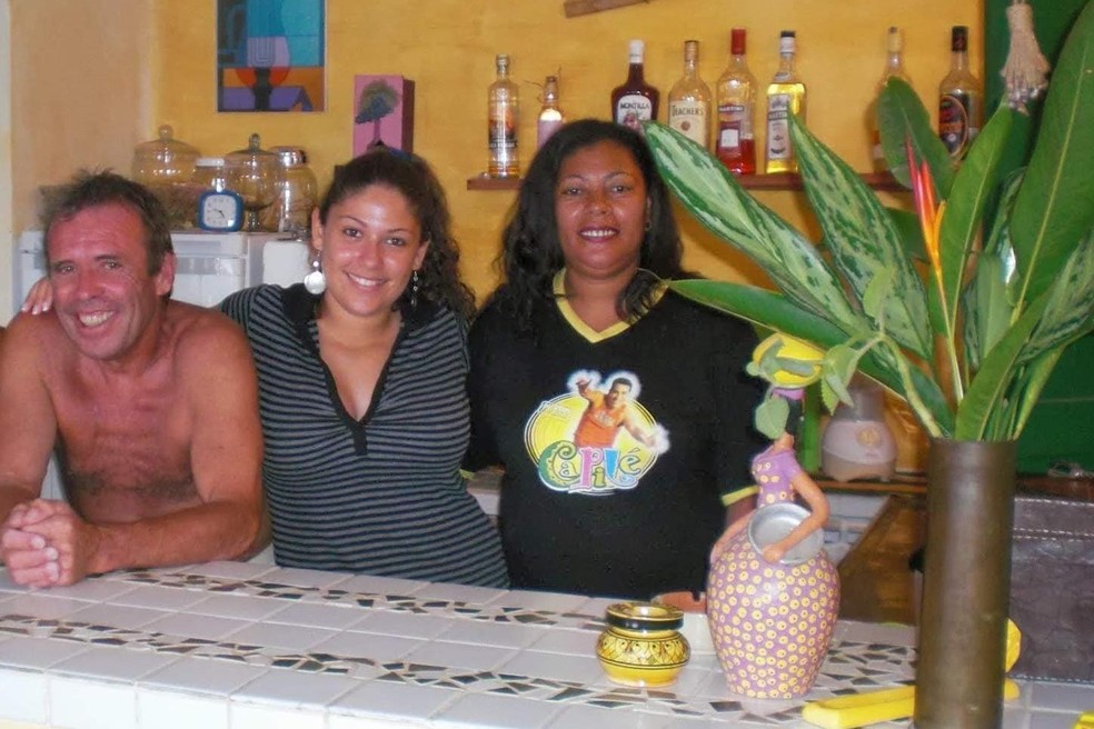 Wyara Lelgouarch (ao centro), com o sócio e padrastro Roni (à esquerda) e a mãe (à direita), na recepção da pousada em Baía da Traição — Foto: Wyara Lelgouarch/Arquivo pessoal