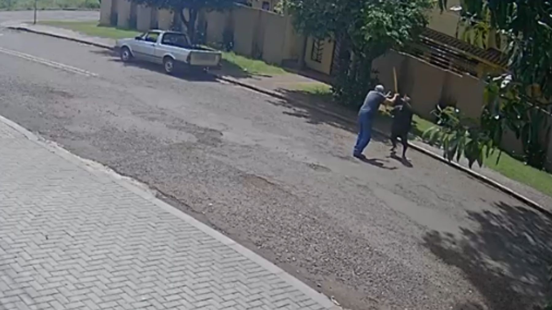 Idoso 'surpreende' criminoso tentando furtar carro no Paraná, corre atrás dele com pedaço de pau e é esfaqueado