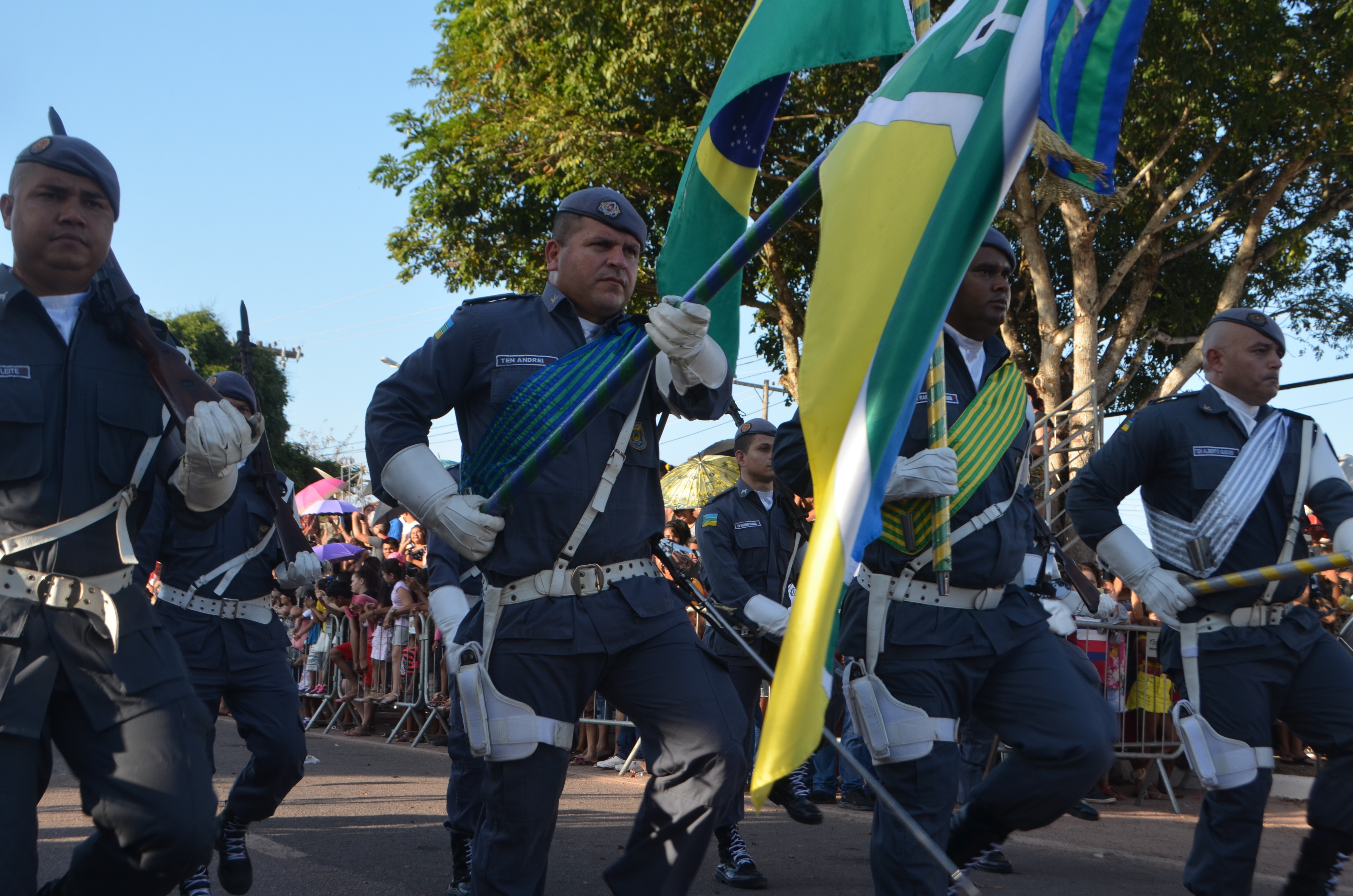Desfile cívico e militar leva 5 mil pessoas entre participantes e ...