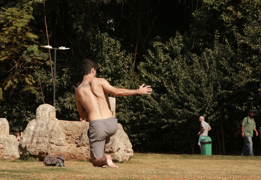 Rapaz se exercitando no Parque Augusta, nesta quarta-feira (23) — Foto: Celso Tavares/g1