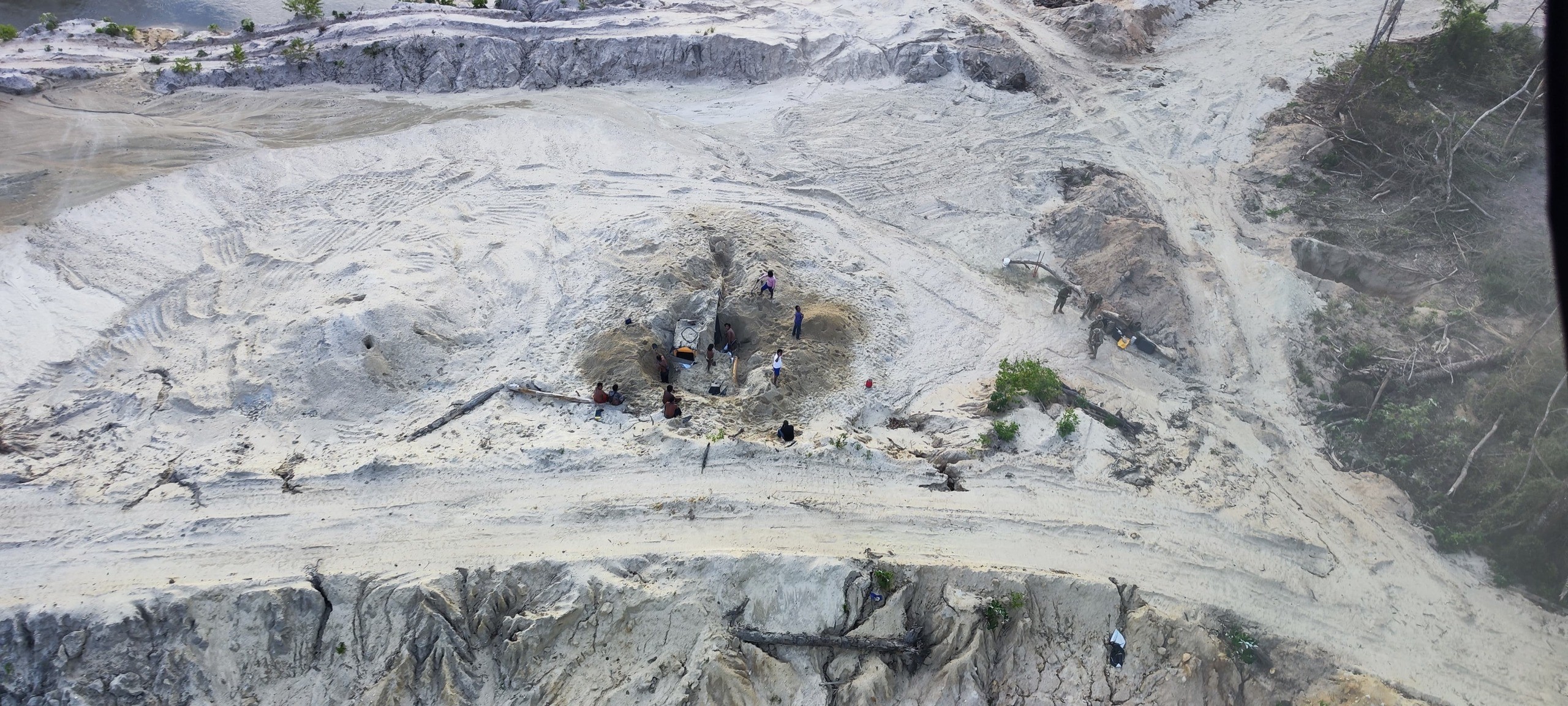 Agentes do Ibama trocam tiros com garimpeiros ilegais em Terra Indígena de MT mais devastada do país 