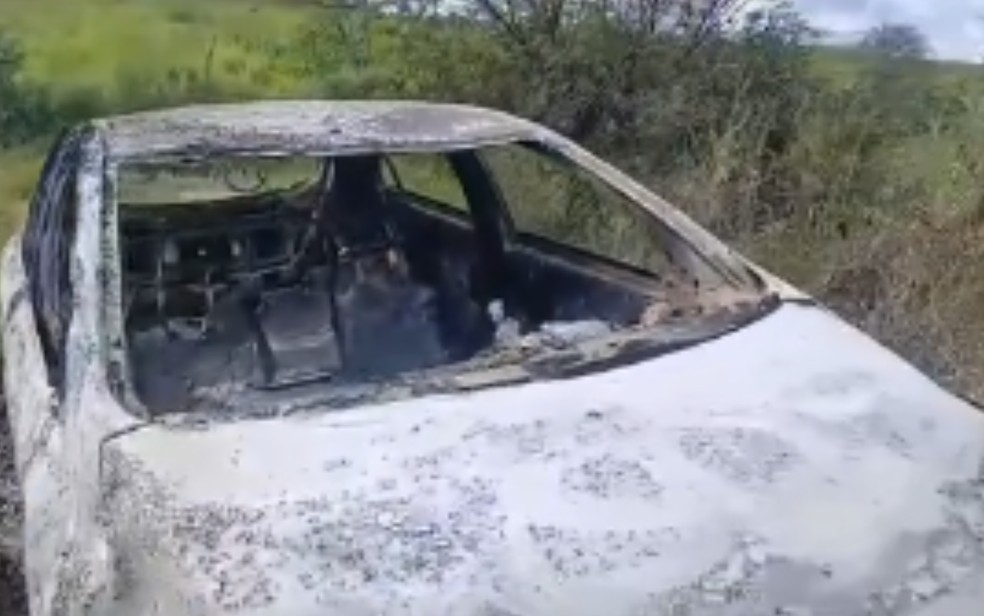 Corpo de mulher foi encontrado embaixo de carro em Aporá — Foto: Redes Sociais