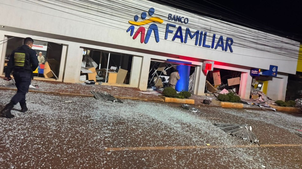Agências bancárias ficaram destruídas — Foto: Polícia Nacional