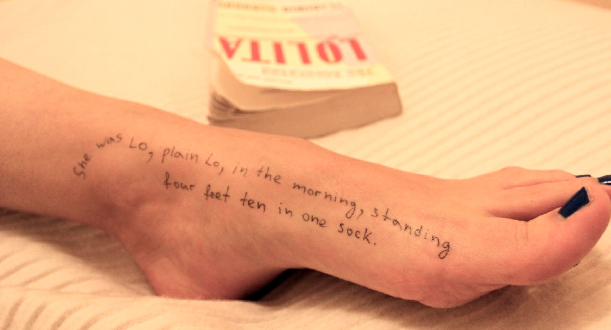 Novas fotos do espólio de Epstein, acusado de tráfico internacional de mulheres, têm passaportes de jovens de vários países