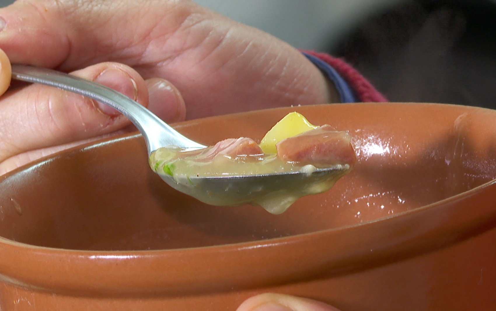 Feijão, canjiquinha e vaca atolada: frio chega e caldos viram sucesso nos bares e restaurantes de Divinópolis