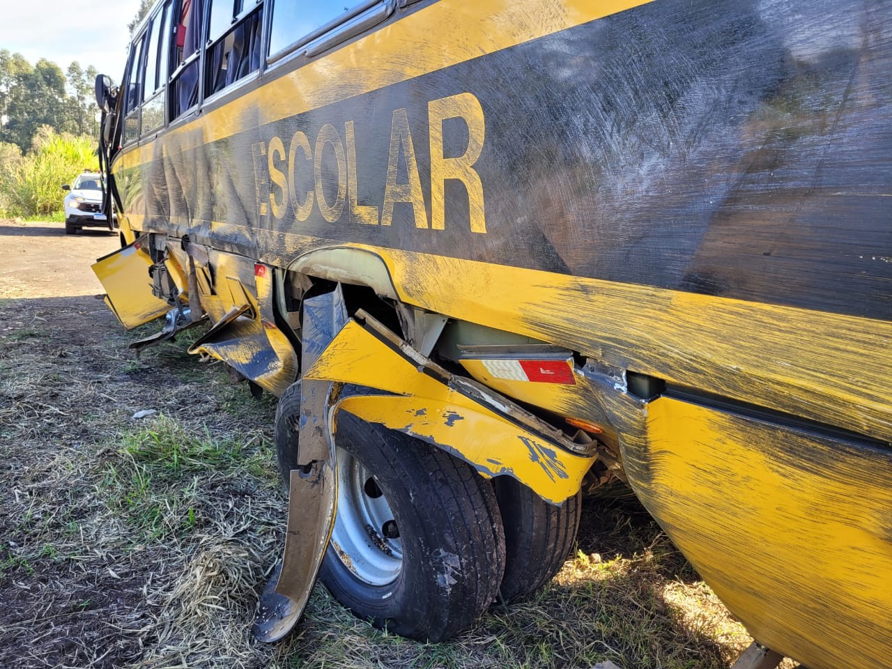 Dois estudantes que estavam em acidente entre ônibus escolar e caminhões na BR-376 estão internados em estado grave na UTI