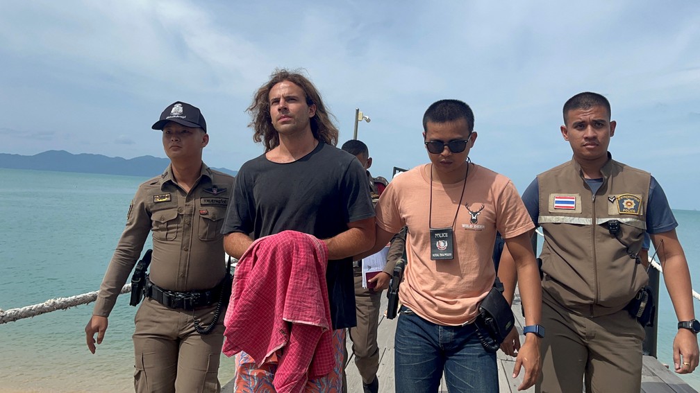 Rodolfo Sancho sendo levado pela polícia da Tailandia em 7 de agosto de 2023 — Foto: Stringer/REUTERS