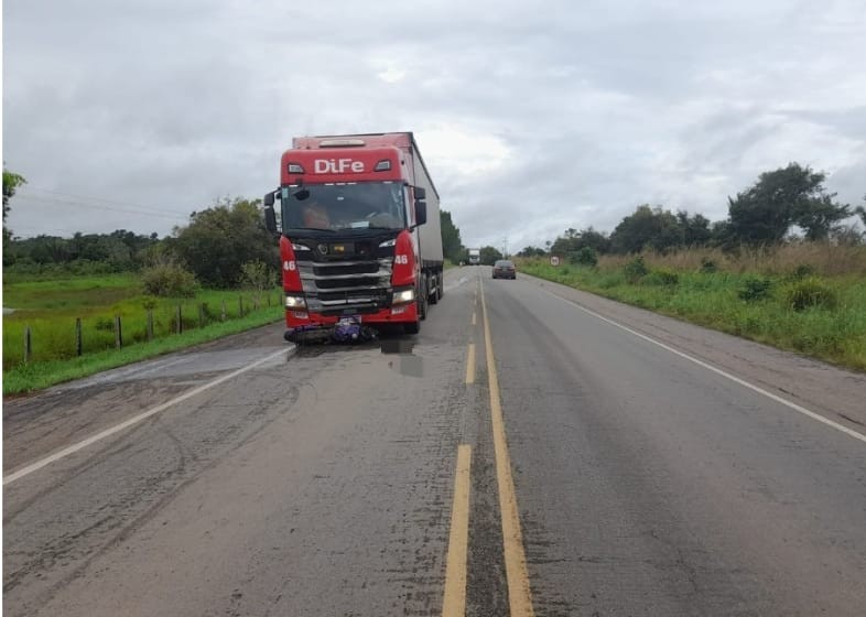 Motociclista morre após moto colidir de frente com caminhão-trator na BR-316, no MA