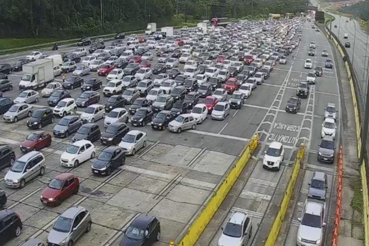 Motoristas encaram filas em direção ao litoral de SP no feriado; previsão é de 303 mil veículos