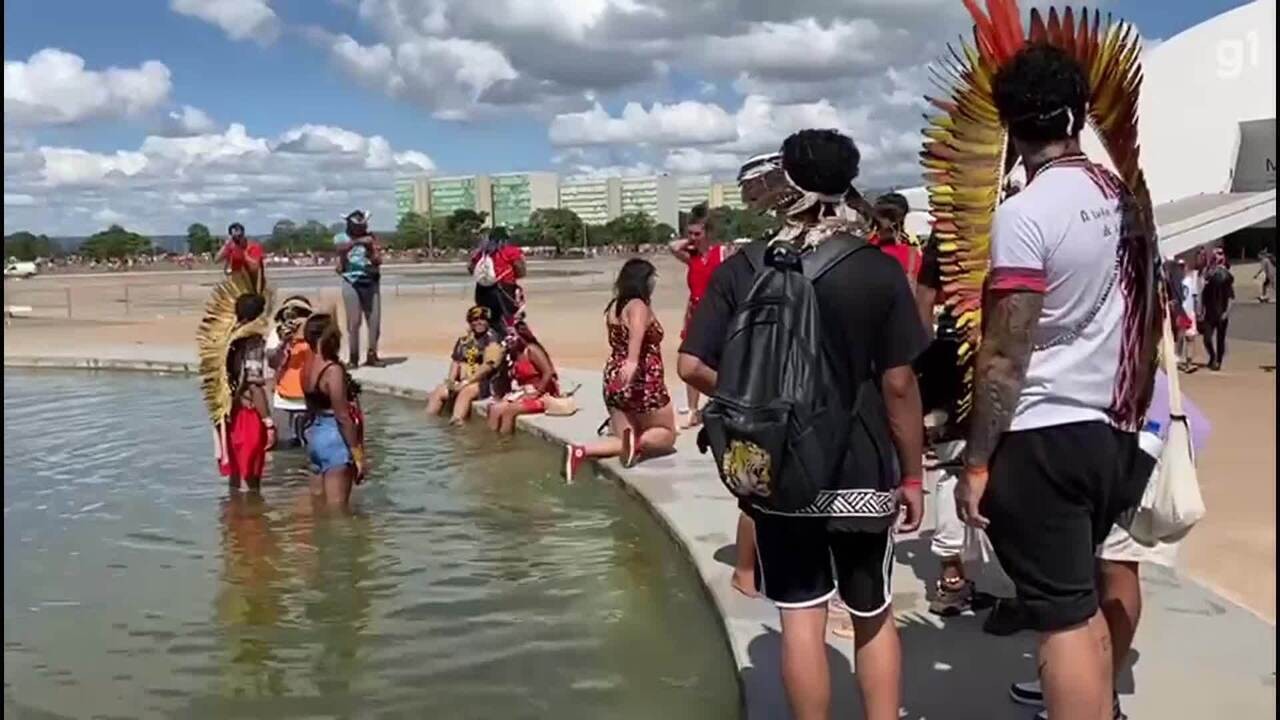 Indígenas entram em espelho d’água para aliviar calor durante posse de ...