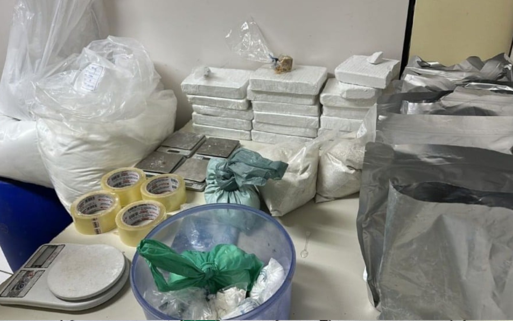 Mais de 100 kg de drogas são apreendidos em 'laboratório clandestino' no interior da Bahia