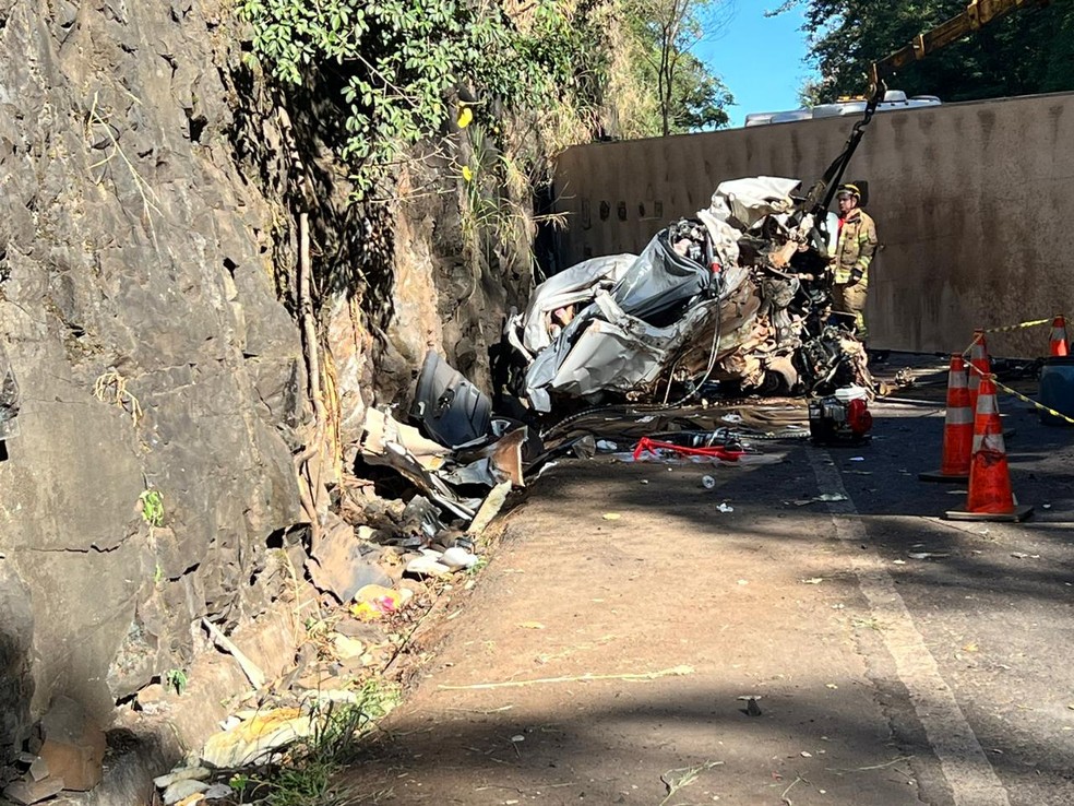 Situação do carro após ser atingido por caminhão que tombou — Foto: PMRv/Divulgação