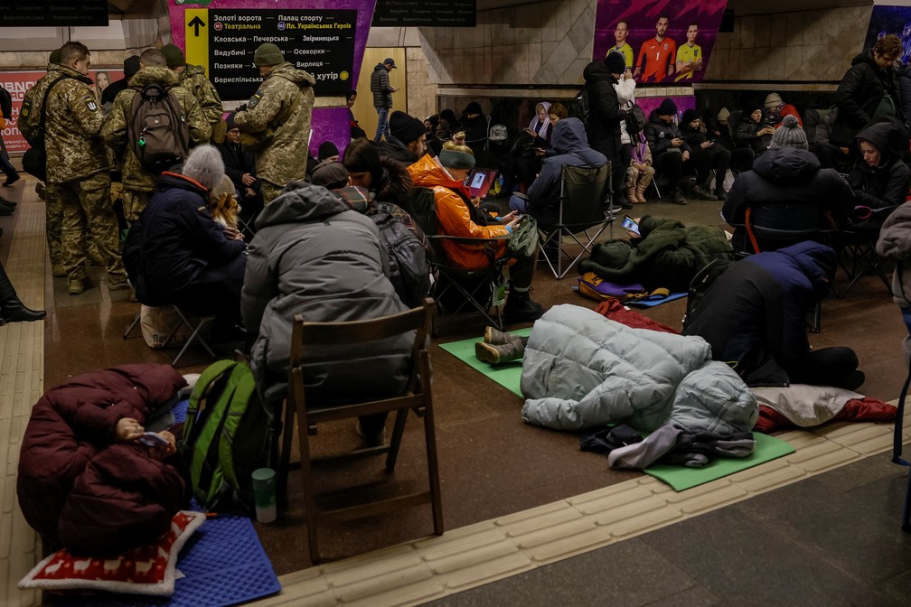 Pessoas se refugiam dentro de estação de metrô em Kiev em 8 de janeiro de 2024. — Foto: Alina Smutko/REUTERS