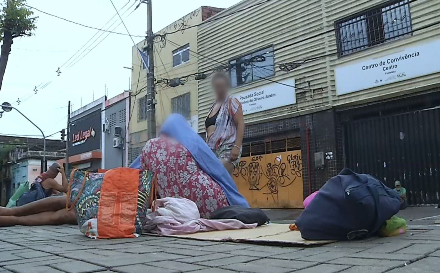 Pessoas em situação de rua enfrentam rotina de espera por abrigo e alimentação, em Fortaleza