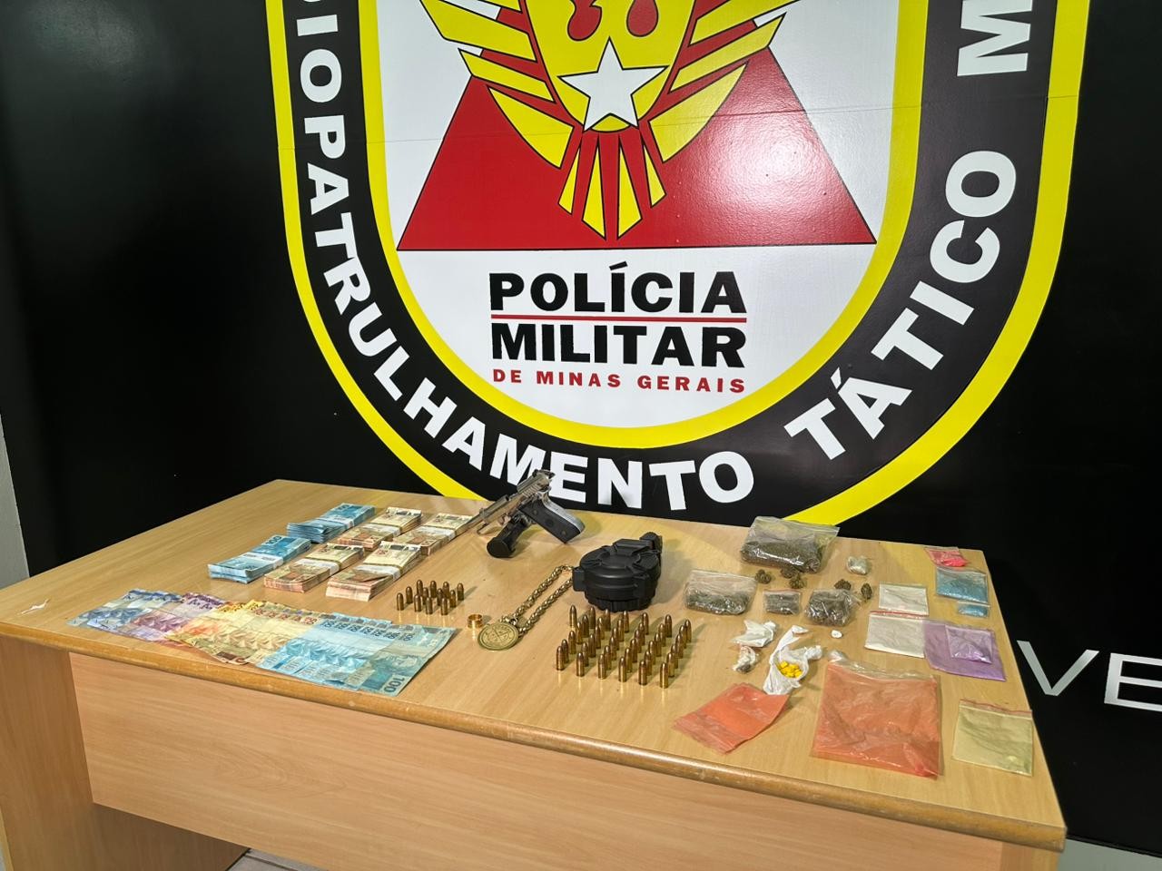 Polícia apreende armas, drogas e R$ 41 mil em sítio durante festa de Ano Novo em Montes Claros; 11 pessoas são detidas 