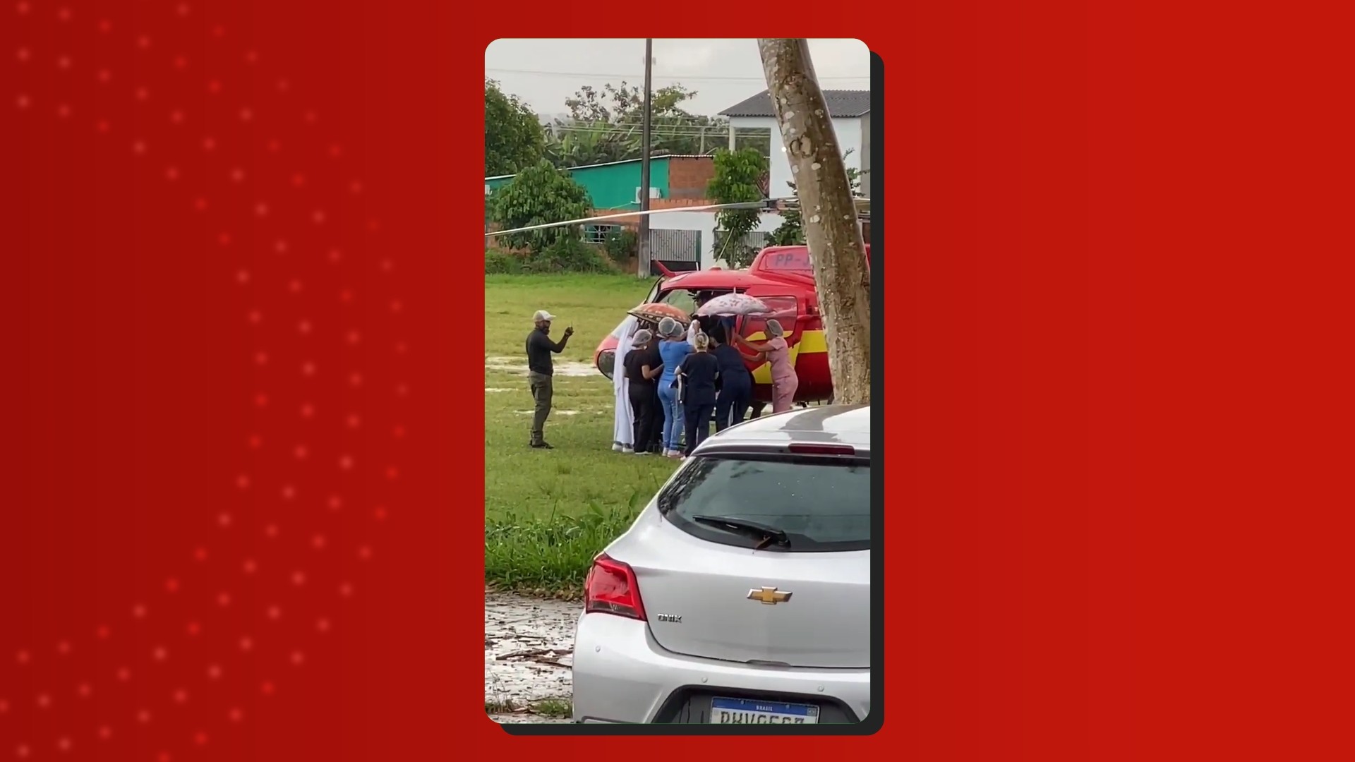 VÍDEO: Helicóptero resgata paciente em aldeia e surpreende moradores ao pousar ao lado de hospital no AM
