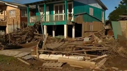Água baixa e revela cenário de devastação em vila no RS - Foto: (TV Globo/Reprodução)