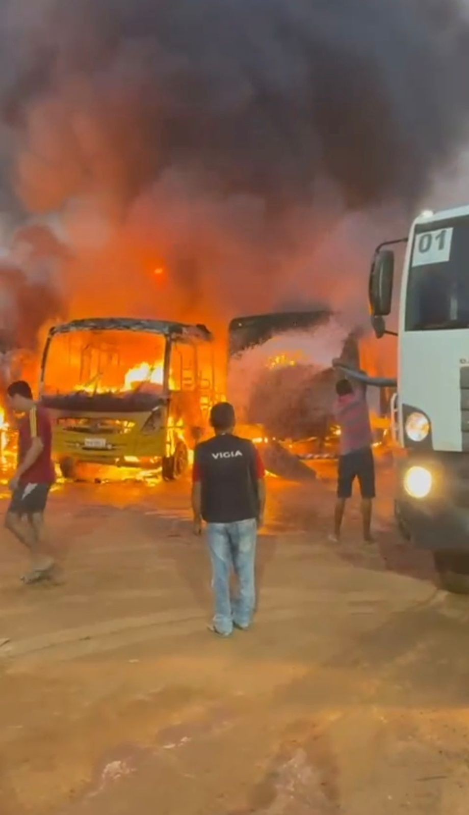 Incêndio destrói três ônibus escolares, carro e caminhão-pipa em Ipubi