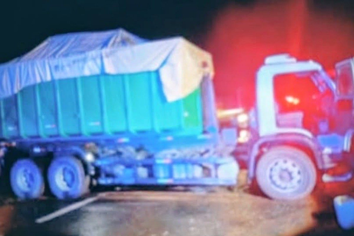 Caminhão com trator furtado em Sales atinge viatura da PM após perseguição em Jaú; policial fica ferido