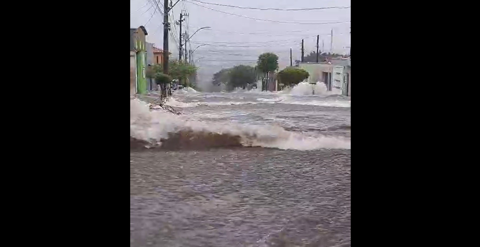 Temporal derruba muros, alaga vias, abre cratera em rua com força da enxurrada e deixa desalojados em Cosmópolis: 'parecia um rio'