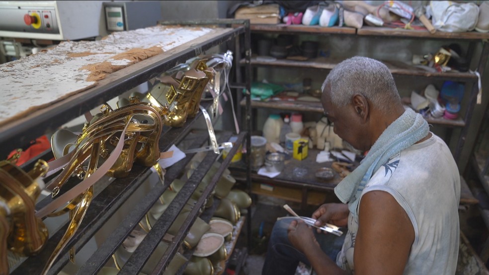 Pedro Alberto em seu ateliê de sandálias — Foto: Reprodução/GloboNews