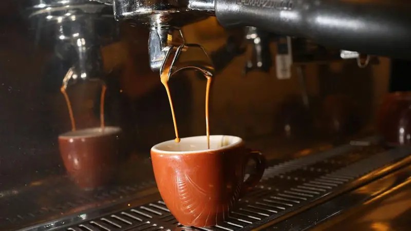 Faz mal tomar café durante as refeições?
