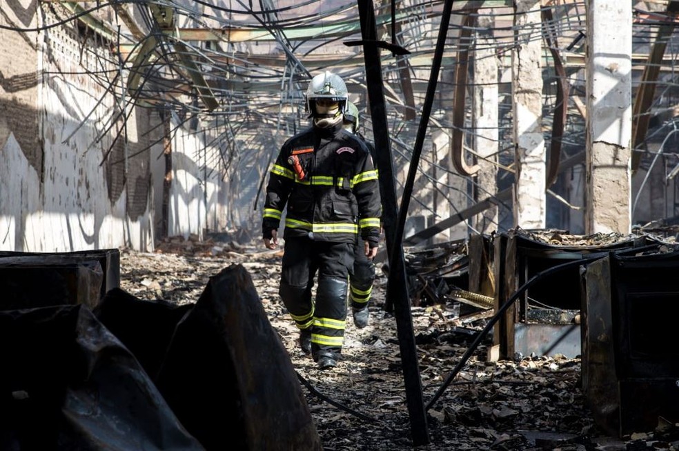 Corpo de Bombeiros faz o rescaldo na manhã desta sexta-feira (28). — Foto: Thiago Gadelha/Sistema Verdes Mares