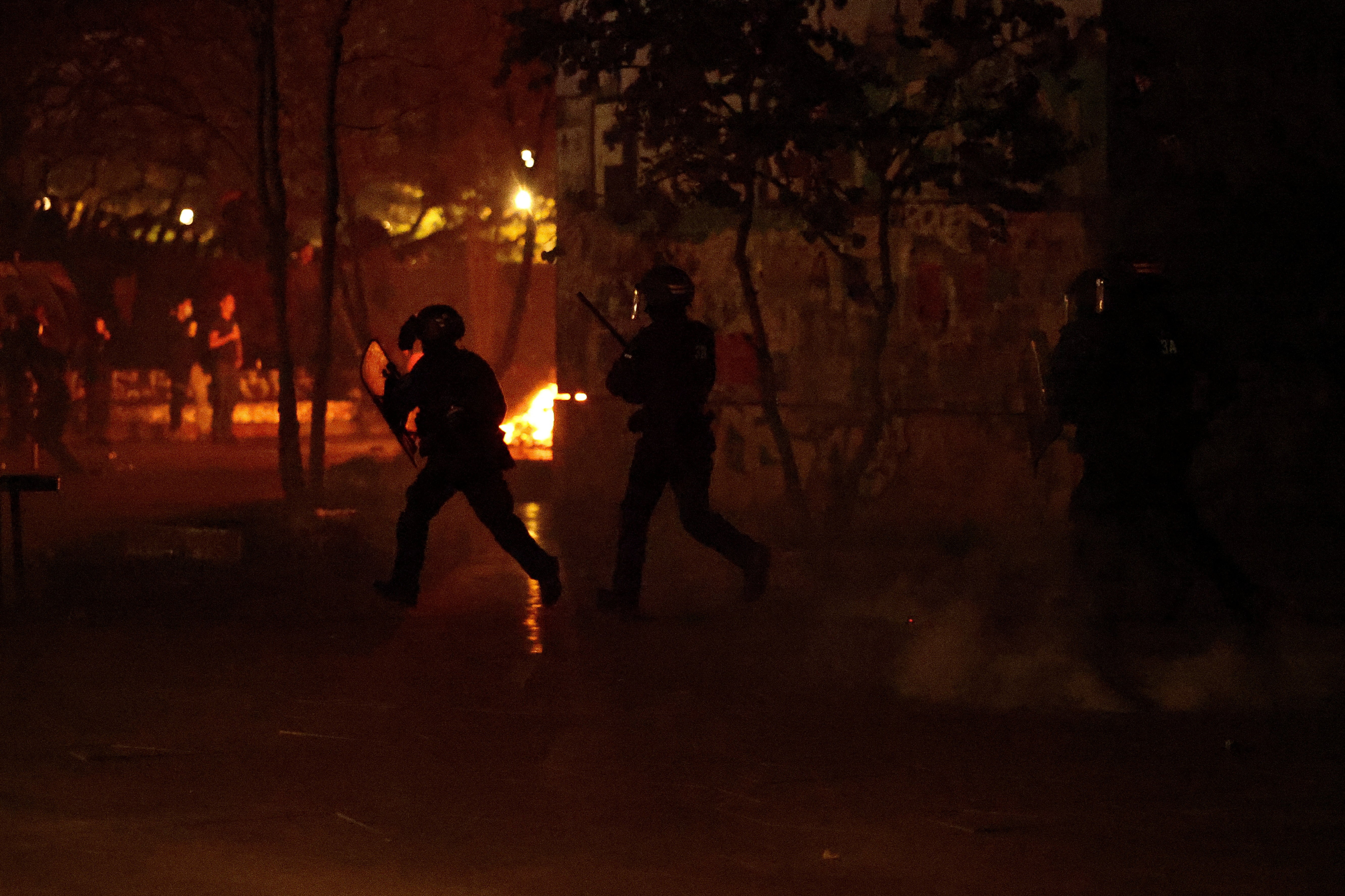 Novos protestos reúnem mais de 300 mil na França e terminam em confrontos com a polícia em Paris