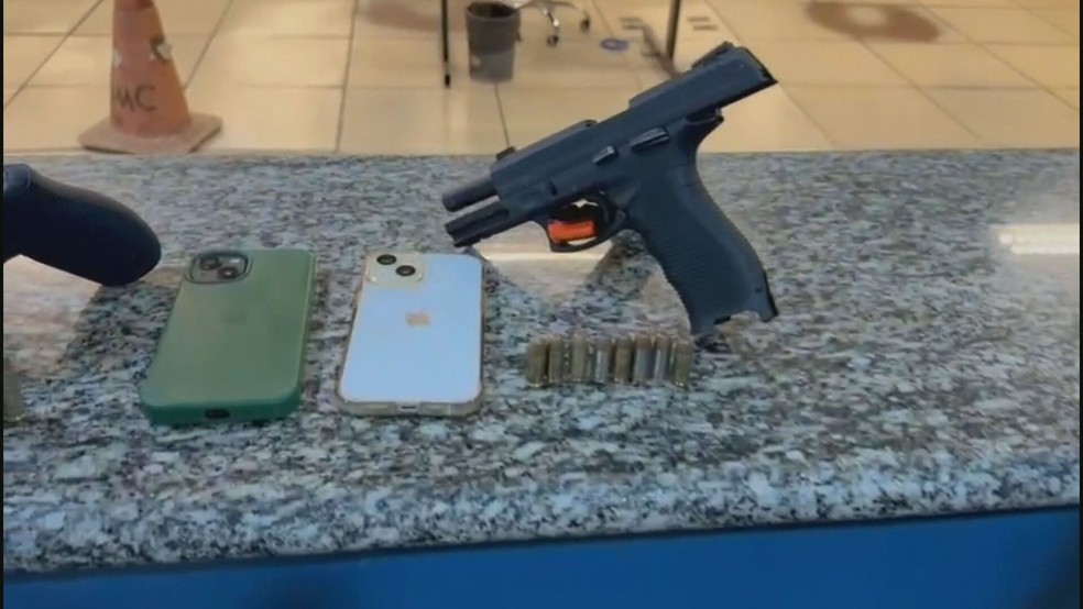 Armas foram encontradas com os suspeitos — Foto: Reprodução/TV Globo