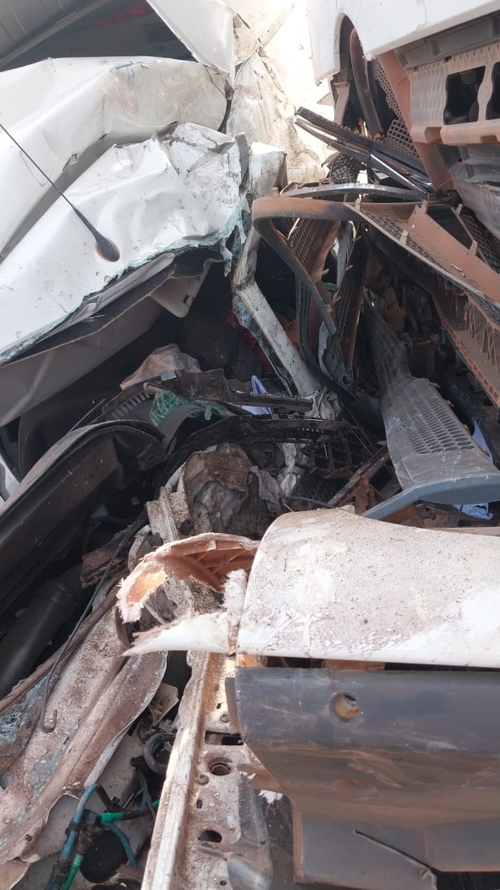 Motorista morre após carreta tentar fazer ultrapassagem e bater em furgão na BR-135, em Miranda do Norte — Foto: Divulgação/PRF