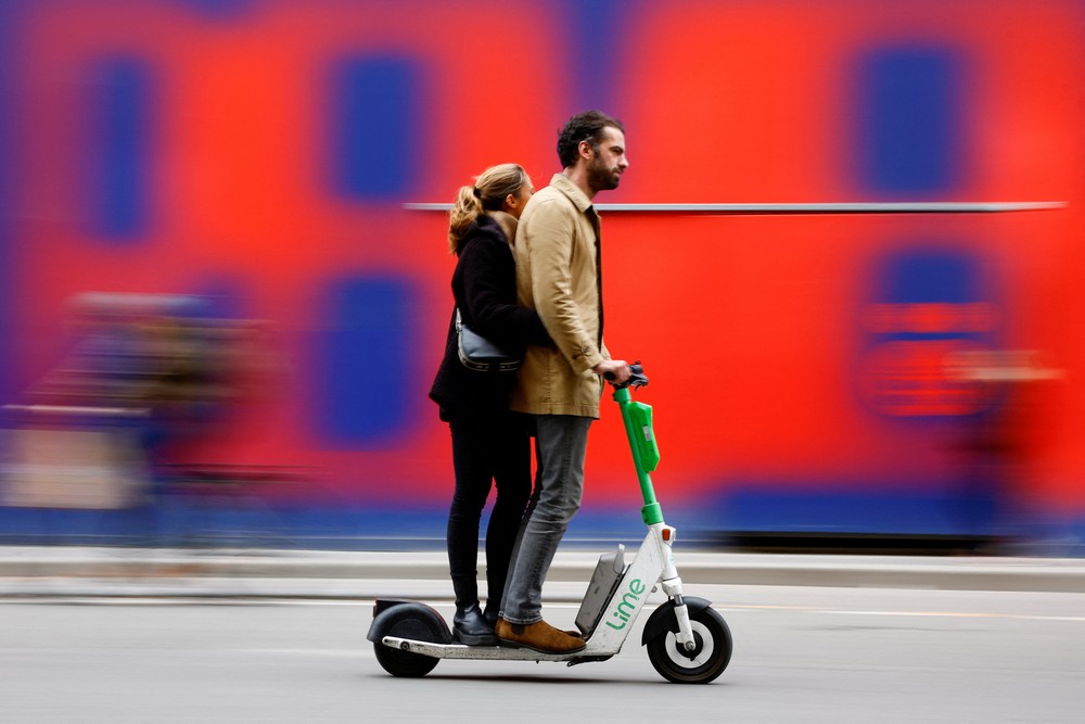 Usuários de patinetes elétricos apresentam maior frequência de lesões na cabeça do que motociclistas e ciclistas
