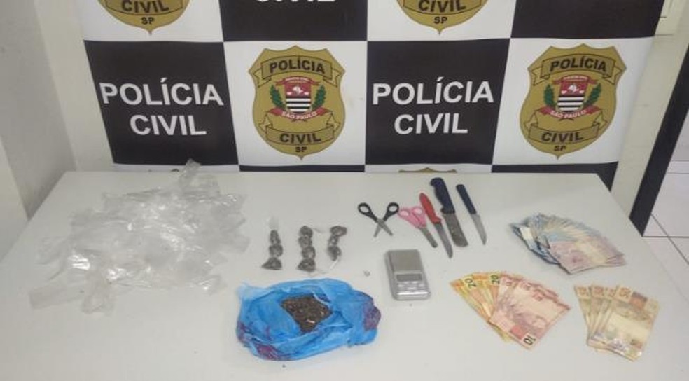 Outro rapaz, de 19 anos, foi preso em flagrante por tráfico de drogas — Foto: Polícia Civil