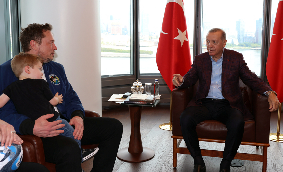 Elon Musk levou o filho X AE A-XII para visita ao presidente da Turquia, Recep Tayyip Erdogan, em Nova York, em 17 de setembro de 2023 — Foto: Murat Cetinmuhurdar/PPO via Reuters